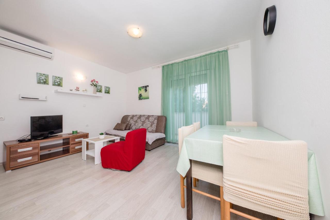 Apartments Mladenka In Banjol Eksteriør bilde