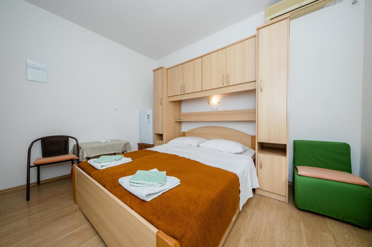 Apartments Mladenka In Banjol Eksteriør bilde