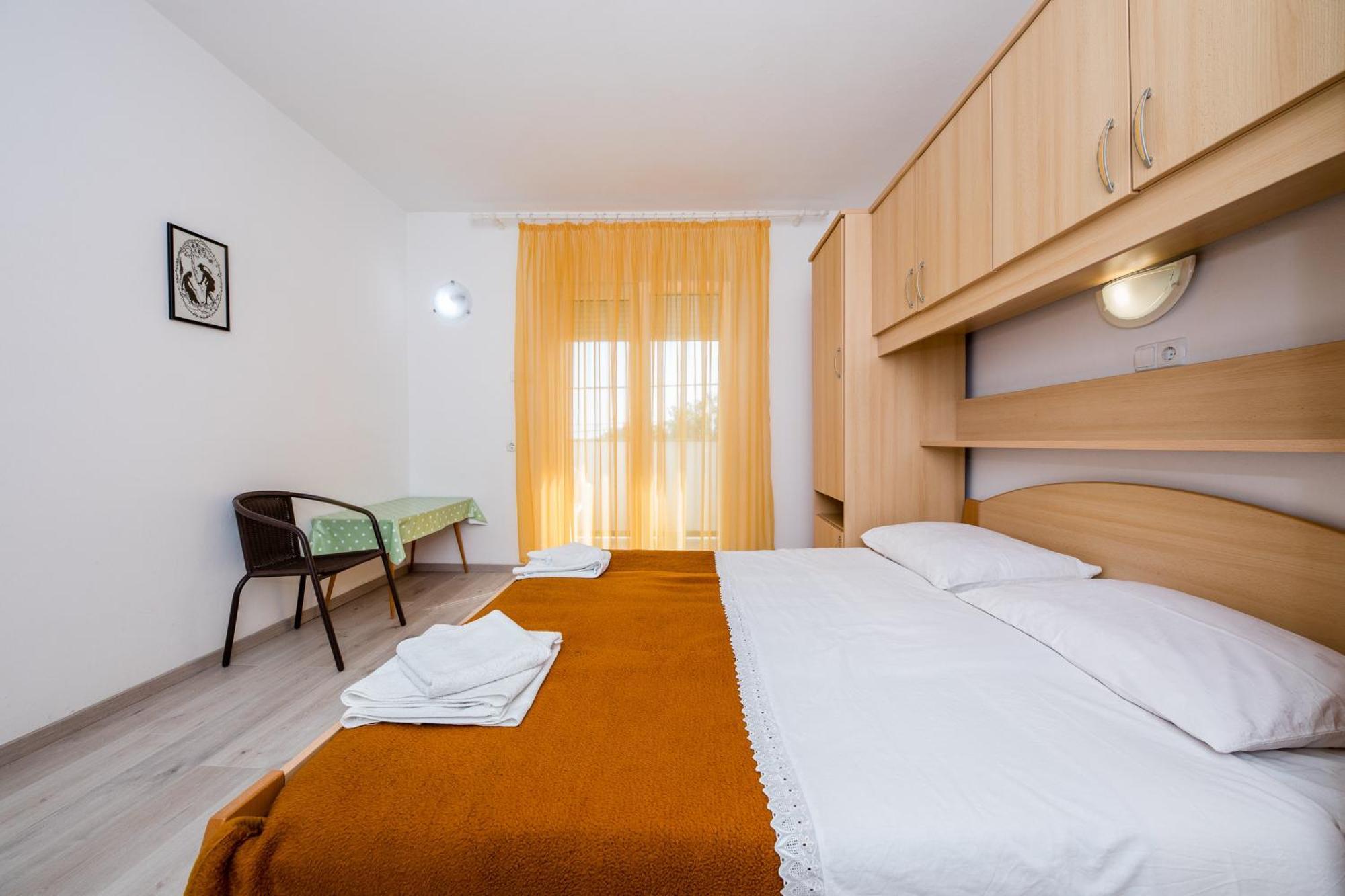 Apartments Mladenka In Banjol Rom bilde
